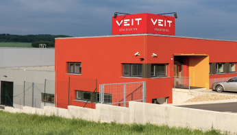 Červený dům s logem firmy VEIT Electronics