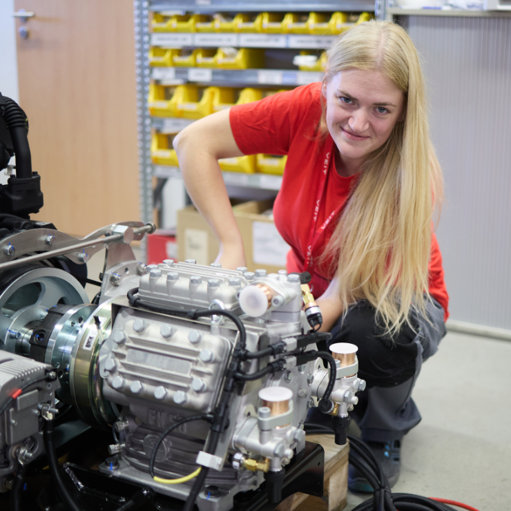osoba v červeném tričku pracující ve výrobě